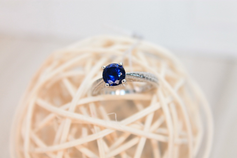 Кольцо с фианитом